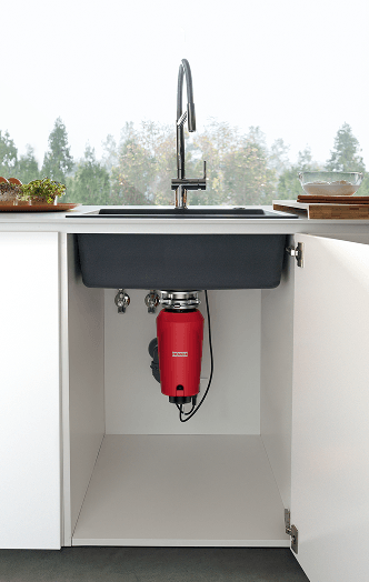 Instalação do triturador sob a pia em gabinete, vista frontal